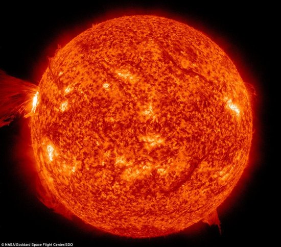 组图:nasa发布令人惊叹的最壮观太阳耀斑图