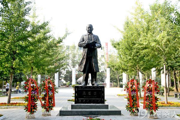 (图,吴绍骙教授雕像)