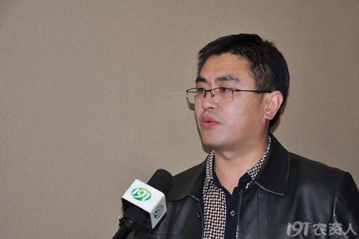 (齐力新农业副总经理李朝刚介绍当地农机服务情况)